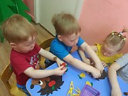 Играем пособием из фетра "Ёжики"