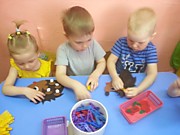 Играем с пособием из фетра "Ёжики"