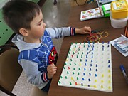 Развитие мелкой моторики "Рисуем резиночками"